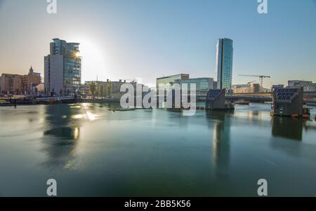 Belfast, Irlanda del Nord - Queens Bridge e lo skyline di Belfast Foto Stock