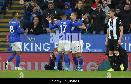 Dennis Praet (seconda a destra) di Leicester City festeggia con Ayoze Perez (seconda a sinistra) e Youri Tielemans (a sinistra) dopo che il suo colpo è stato deviato nella sua rete dal Paul Dummett del Newcastle United per un proprio obiettivo Foto Stock