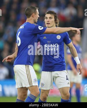 Jonny Evans di Leicester City (a sinistra) e Caglar Soyuncu Foto Stock