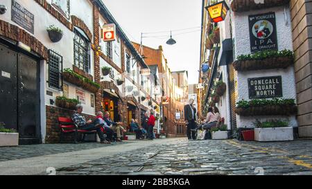 BELFAST, IRLANDA DEL NORD: Belfast's Cathedral Quarter, un'area popolare per la vita notturna con pub e musica dal vivo Foto Stock