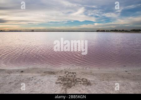Las Coloradas, laguna di sale rosa, bella acqua rosa e cielo blu chiaro vicino Rio Lagartos, Yucatan, Messico Foto Stock