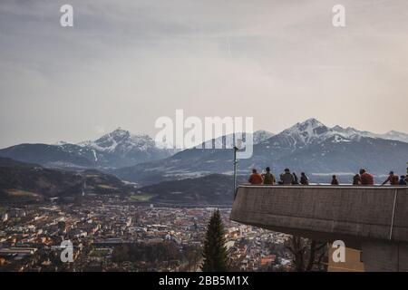 Vista di Innsbruck nella Hungerburgstation Hungerburg, Austria. Hungerburgbahn è una funicolare ibrida che collega Hungerburg con il centro della città Foto Stock