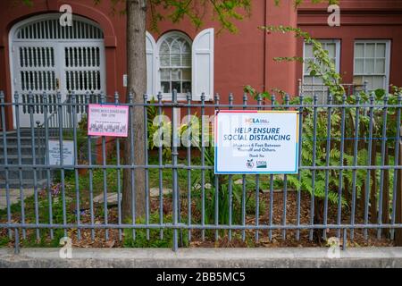 New Orleans, LA/USA - 21/3/2020: Contribuire a garantire il segno di allontanamento sociale alla Plessy School nel quartiere francese Foto Stock