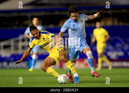 Wimbledon's Nesta Guinness-Walker (a sinistra) e Coventry City's Callum o'Hare (a destra) Foto Stock