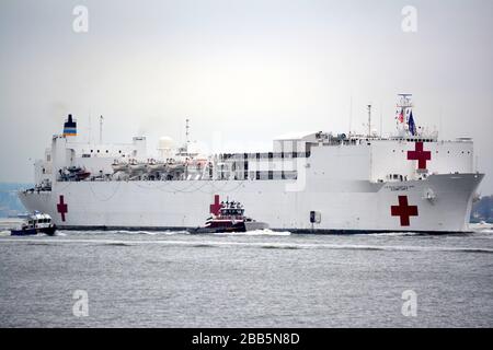 L'USNS Comfort arriva a Manhattan per aiutare gli ospedali a gestire i pazienti durante l'epidemia di coronavirus negli Stati Uniti. Foto Stock