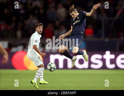 Gareth Bale (a destra) e Juan Bernat di Parigi Saint Germain combattono per la palla Foto Stock