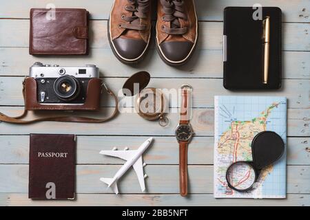 Set di oggetti essenziali per il viaggiatore su sfondo di legno. Concetto di viaggio e avventura Foto Stock