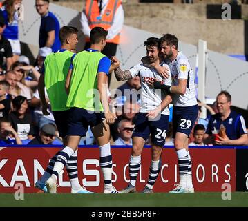 Il Sean McGuire (Centre Right) di Preston North End celebra dopo aver ottenuto il primo gol. Foto Stock