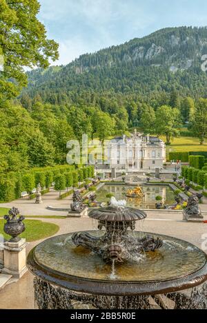 Vista dal parterre d'acqua nel parco del castello di Linderhof, Ettal, Baviera, Germania Foto Stock