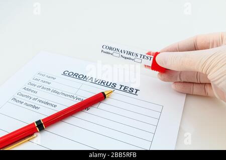 Concetto di test del sangue per coronavirus. Il medico si rivolga al guanto medico che tiene la provetta. Foto Stock