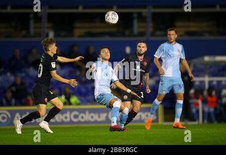 Callum o'Hare di Coventry City (centro), Alfie Bates di Walsall (sinistra) e Danny Guthrie di Walsall combattono per la palla Foto Stock