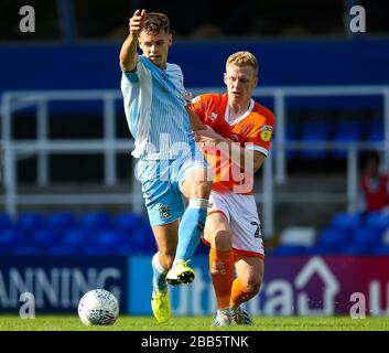 Michael Rose di Coventry City (a sinistra) e il ragazzo Callum di Blackpool durante la prima partita della Sky Bet League al St Andrew's trilione Trophy Stadium Foto Stock