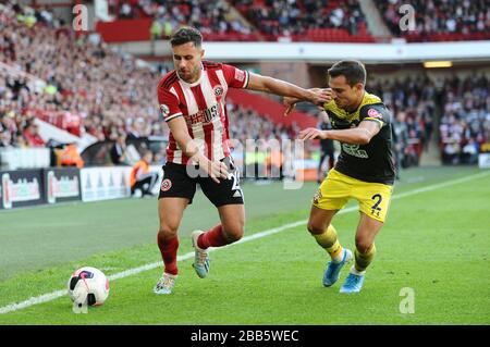George Baldock (a sinistra) e Cedric Soares (a sinistra) dello Sheffield United si sfidano per la palla Foto Stock