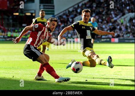 George Baldock (a sinistra) e Cedric Soares (a sinistra) dello Sheffield United si sfidano per la palla Foto Stock