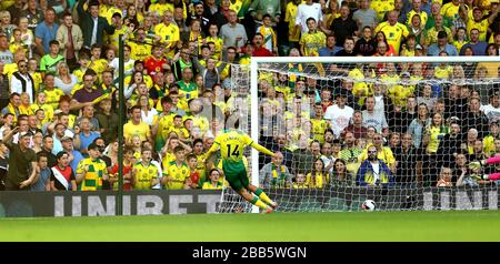 Il Todd Cantwell di Norwich City celebra il suo secondo gol del gioco Foto Stock