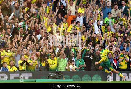 Il Todd Cantwell di Norwich City celebra il suo secondo gol del gioco Foto Stock