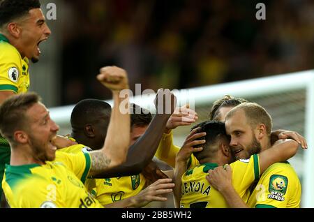 Il Teemu Pukki di Norwich City (a destra) celebra il punteggio del terzo gol del gioco Foto Stock