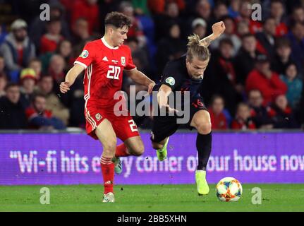 Daniel James (a sinistra) del Galles e Tin Jedvaj della Croazia combattono per la palla Foto Stock