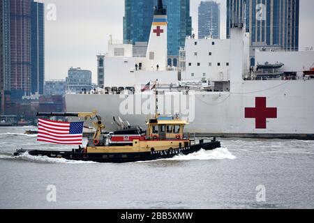 L'USNS Comfort arriva a Manhattan per aiutare gli ospedali a gestire i pazienti durante l'epidemia di coronavirus negli Stati Uniti. Foto Stock