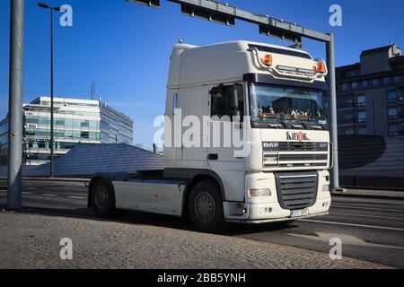 Helsinki, Finlandia. 27 marzo 2020. Il semi-autocarro DAF XF 95.480 si sposta verso il porto di Helsinki. Il traffico merci continua a mantenere le catene di approvvigionamento della Finlandia Foto Stock