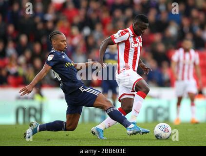 Peter Etebo di Stoke City e la battaglia di Bobby Decordova-Reid di Fulham per la palla Foto Stock