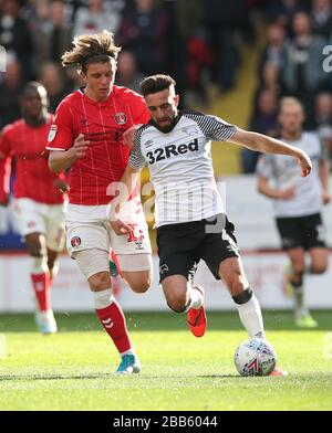 Charlton Athletics Conor Gallagher e la battaglia di Graeme Shinnie della contea di Derby per la palla Foto Stock