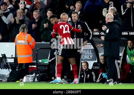 Il Lys Mousset di Sheffield United celebra il suo primo gol con il manager Chris Wilder Foto Stock