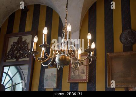 Lampadario sul soffitto. Lampada da soffitto retro. Lampadario in stile italiano. Decorazioni vintage. Foto Stock