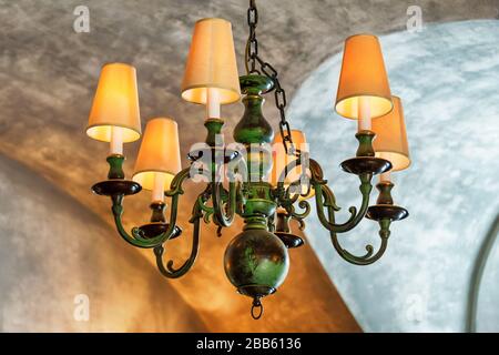 Lampadario sul soffitto. Lampada da soffitto retro. Lampadario in stile italiano. Decorazioni vintage. Foto Stock