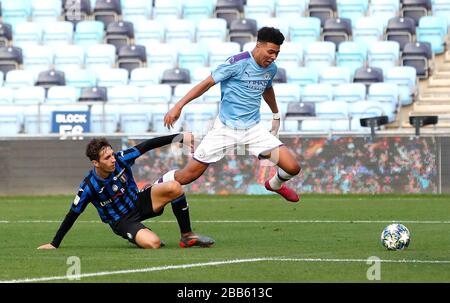 Morgan Rogers (a destra) e Federico Bergonzi (a sinistra) della città di Manchester combattono per la palla Foto Stock