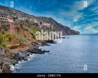 Le ripide scogliere della costa meridionale rocciosa di Madeira mostrano l'assenza di spiagge sull'isola Foto Stock