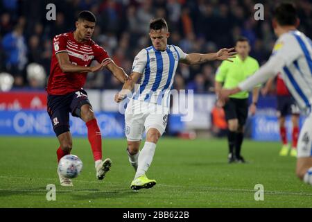 Ashley Fletcher di Middlesbrough affronta Jonathan Hogg della città di Huddersfield Foto Stock