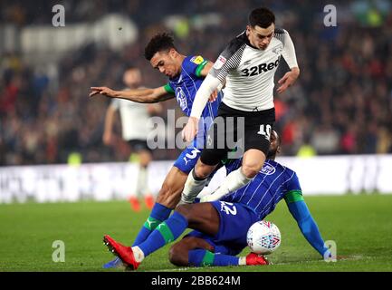 Tom Lawrence (centro) della contea di Derby è affrontato da Wigan Athletic's Cheyenne Dunkley (a destra) e Antonee Robinson Foto Stock