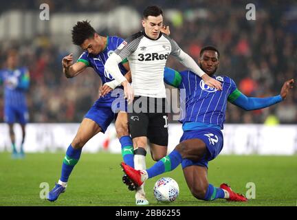 Tom Lawrence (centro) della contea di Derby è affrontato da Wigan Athletic's Cheyenne Dunkley (a destra) e Antonee Robinson Foto Stock