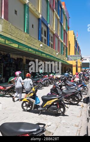 dh Asia AMBON MALUKU INDONESIA fila di moto parcheggiate fuori negozi cityscooters moto moto moto Foto Stock