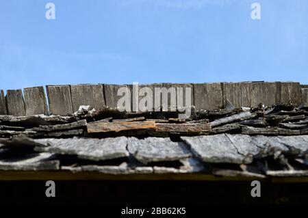 Sparo orizzontale di pile di vecchi scandole. Focus sullo sfondo. Foto Stock