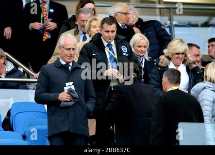 Repubblica d'Irlanda Manager Mick McCarthy (a sinistra) nelle tribune prima dell'inizio della partita Foto Stock