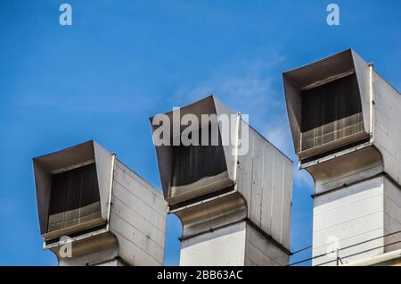 3 condotti d'aria in fila sul tetto di un edificio Foto Stock