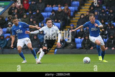 Il Nitall Mason (a sinistra) del Peterborough United e il Callum o'Hare (al centro) di Coventry City combattono per la palla Foto Stock