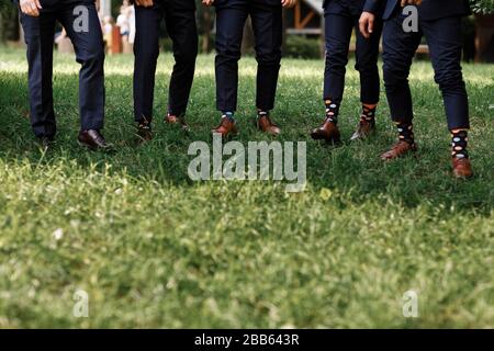 calze da uomo eleganti. Abito elegante, gambe da uomo, calzini multicolore e scarpe nuove. Concetto di stile, moda, bellezza e vacanza. Focus selettivo. Copia Foto Stock