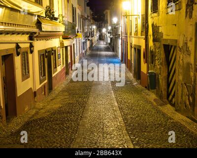 Una vista serale della Rua de Santa Maria a Funchal - normalmente occupato con i vacanzieri, ma abbandonato a causa della coronavirus di emergenza sanitaria Foto Stock