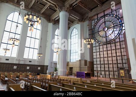 La Cattedrale episcopale di San Marco a Seattle è vuota domenica 29 marzo 2020. La cattedrale sta trasmettendo il servizio della Santa Eucaristia via live per coinvolgere la comunità nel culto e nella preghiera durante la chiusura in corso per impedire la diffusione del virus COVID-19. Foto Stock