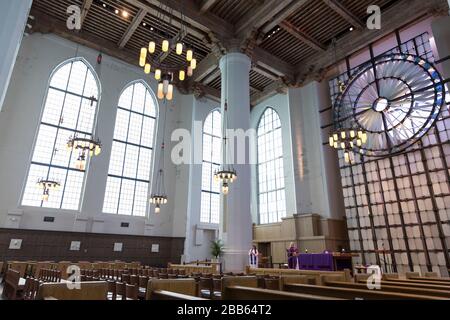 Il Reverendo Nancy Ross (l) e il Reverendo Jennifer King Daugherty recitano una preghiera durante un servizio di sola lettura in diretta della Santa Eucaristia nella Cattedrale episcopale di San Marco a Seattle domenica 29 marzo 2020. In conformità con la guida sanitaria pubblica, la cattedrale chiuse al pubblico per prevenire la diffusione del virus COVID-19. Come servizio comunitario, la cattedrale sta trasmettendo il servizio via live per coinvolgere la comunità nel culto e nella preghiera. Foto Stock