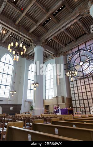 Il Reverendo Nancy Ross (r) dà una lettura con il Reverendo Jennifer King Daugherty durante un servizio di sola trasmissione in diretta della Santa Eucaristia nella Cattedrale episcopale di San Marco a Seattle, domenica 29 marzo 2020. In conformità con la guida sanitaria pubblica, la cattedrale chiuse al pubblico per prevenire la diffusione del virus COVID-19. Come servizio comunitario, la cattedrale sta trasmettendo il servizio via live per coinvolgere la comunità nel culto e nella preghiera. Foto Stock
