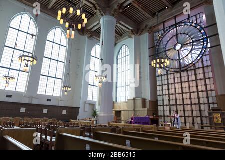 Il Reverendo Nancy Ross (r) dà un sermone con il Reverendo Jennifer King Daugherty durante un servizio di sola trasmissione in diretta della Santa Eucaristia nella Cattedrale episcopale di San Marco a Seattle, domenica 29 marzo 2020. In conformità con la guida sanitaria pubblica, la cattedrale chiuse al pubblico per prevenire la diffusione del virus COVID-19. Come servizio comunitario, la cattedrale sta trasmettendo il servizio via live per coinvolgere la comunità nel culto e nella preghiera. Foto Stock