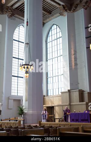 Il Reverendo Nancy Ross (l) e il Reverendo Jennifer King Daugherty recitano una preghiera durante un servizio di sola lettura in diretta della Santa Eucaristia nella Cattedrale episcopale di San Marco a Seattle domenica 29 marzo 2020. In conformità con la guida sanitaria pubblica, la cattedrale chiuse al pubblico per prevenire la diffusione del virus COVID-19. Come servizio comunitario, la cattedrale sta trasmettendo il servizio via live per coinvolgere la comunità nel culto e nella preghiera. Foto Stock