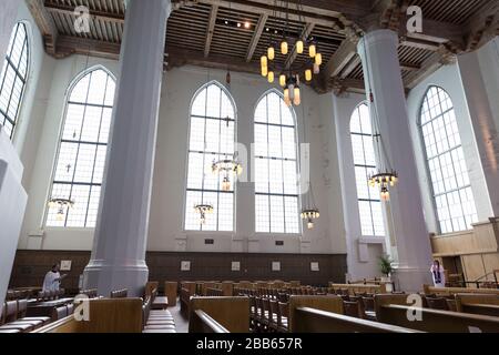 Il Reverendo Nancy Ross (r) recita una preghiera con il Sacristan Michael Seewer durante un servizio live della Santa Eucaristia nella Cattedrale episcopale di San Marco a Seattle domenica 29 marzo 2020. In conformità con la guida sanitaria pubblica, la cattedrale chiuse al pubblico per prevenire la diffusione del virus COVID-19. Come servizio comunitario, la cattedrale sta trasmettendo il servizio via live per coinvolgere la comunità nel culto e nella preghiera. Foto Stock