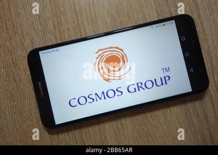 Il logo del gruppo COSMOS viene visualizzato sullo smartphone Foto Stock