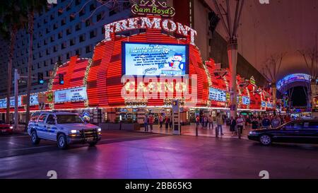 Las Vegas, Nevada, USA, Ottobre 2010 - Fremont casino è uno dei casinò splendidamente illuminati che fanno parte del paesaggio di Las Vegas di notte Foto Stock