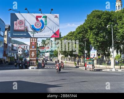 dh intersection indonesiano AMBON MALUKU INDONESIA Moto città attraversare strade traffico maluku moto asiatico cityscooter sud-est asiatico Foto Stock